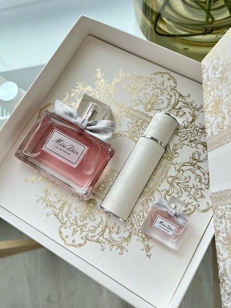 Miss Dior EAU DE PARFUM Gift Collection